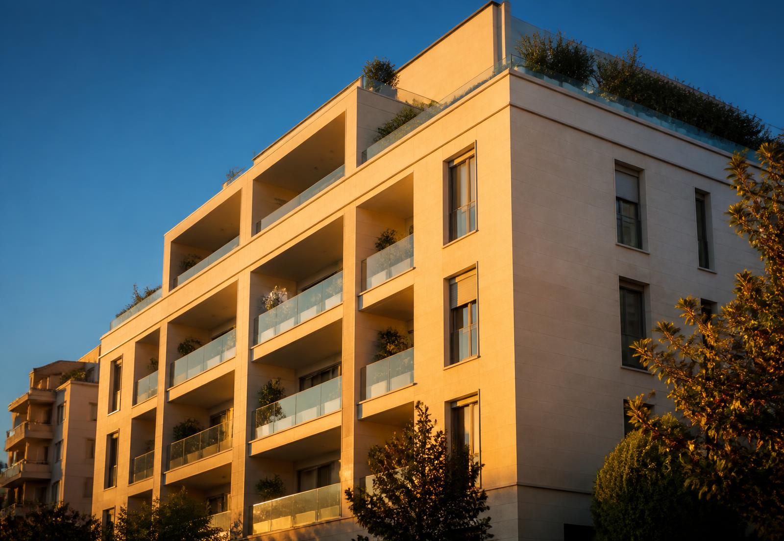 Palazzo condominiale illuminato dalla luce del tramonto